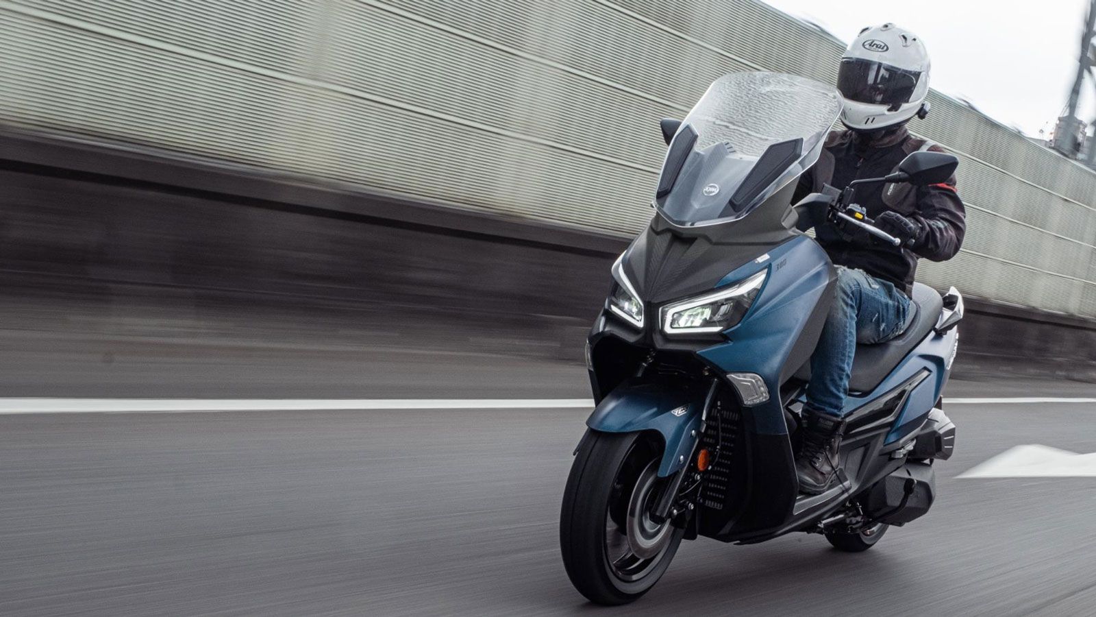Στον τομέα της ασφάλειας, η SYM εξόπλισε το scooter με δικάναλο ABS της BOSCH, Traction Control με δυνατότητα απενεργοποίησης και δισκόφρενα 260 mm εμπρός με ακτινική δαγκάνα και 240 mm πίσω. 