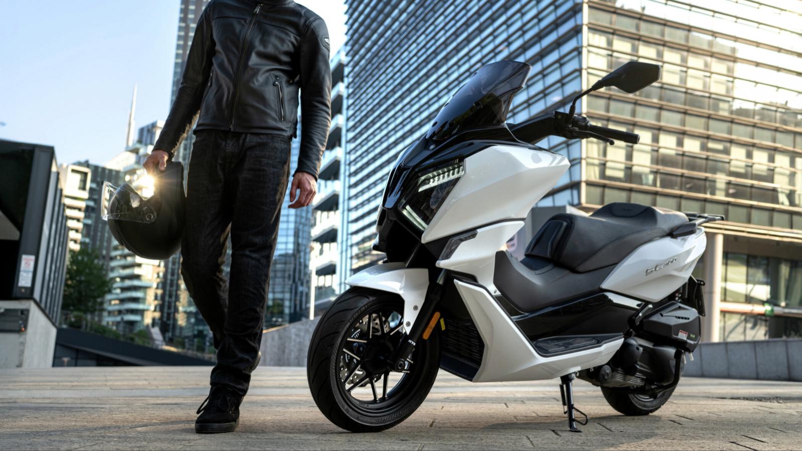 6 Μεσαία scooter με αυτονομία πάνω από 300 χιλιόμετρα 