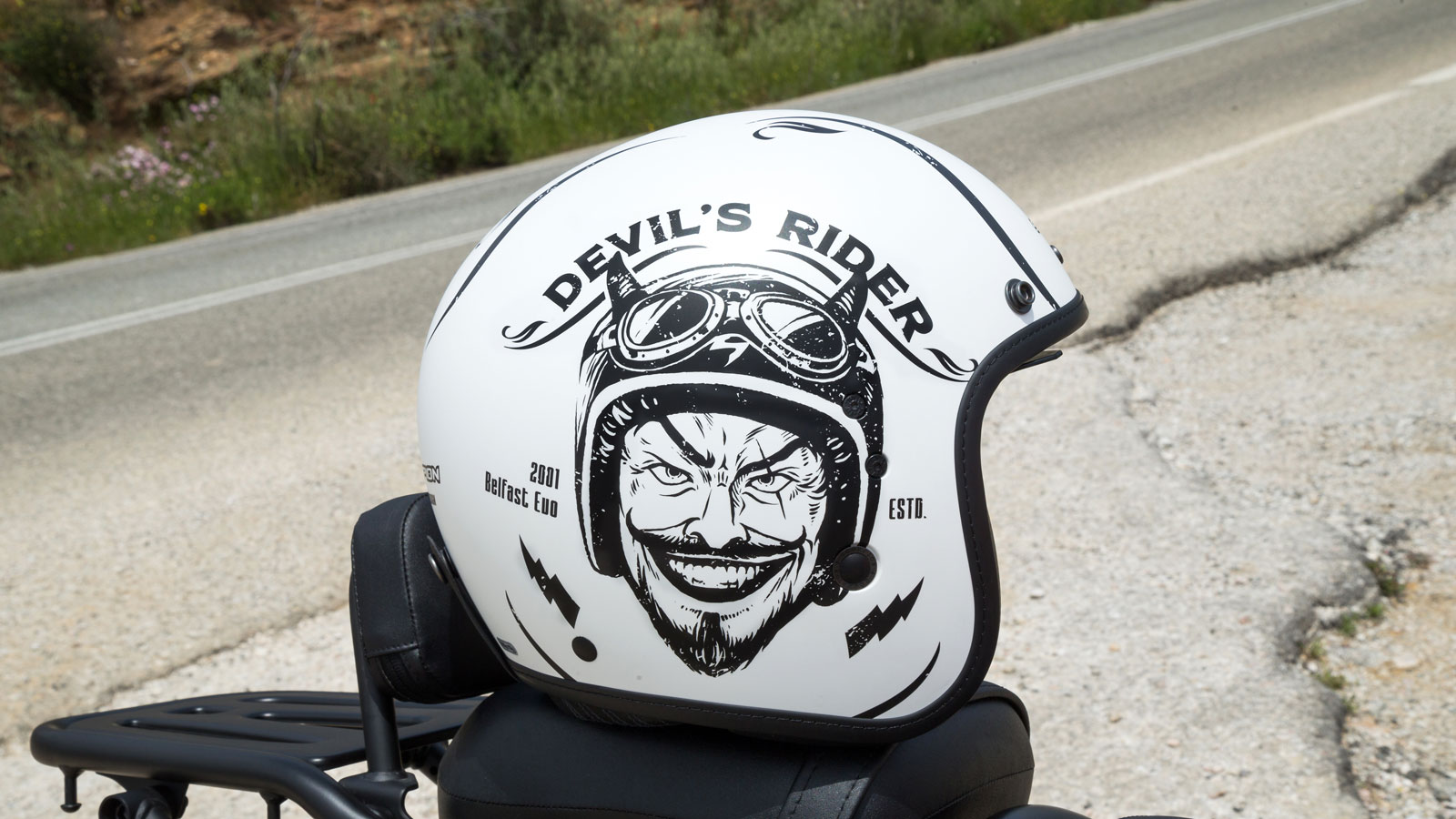 Το κομψό σχέδιο του Scorpion-Exo Belfast Evo Romeo έχει επιμεληθεί η Franza Design. 