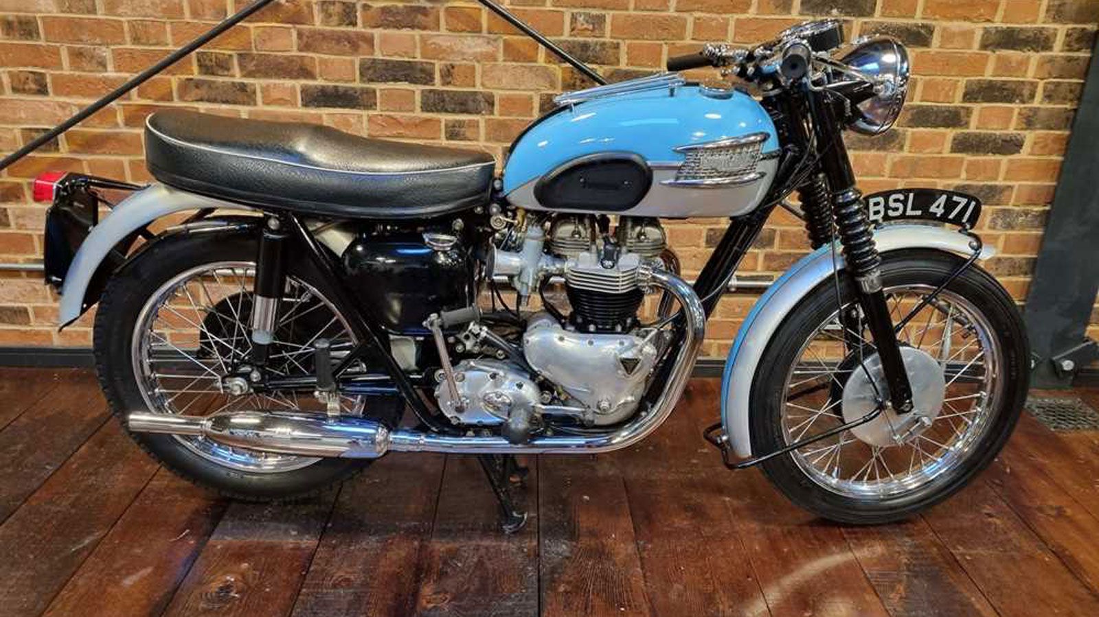 Η Bonneville T120 βρήκε γρήγορα τον δρόμο της σε χέρια θρύλων. Ο Steve McQueen, o Bob Dylan και χιλιάδες μοτοσυκλετιστές την επέλεξαν όχι μόνο για την ταχύτητά της, αλλά για το στιλ, τον ήχο και την α