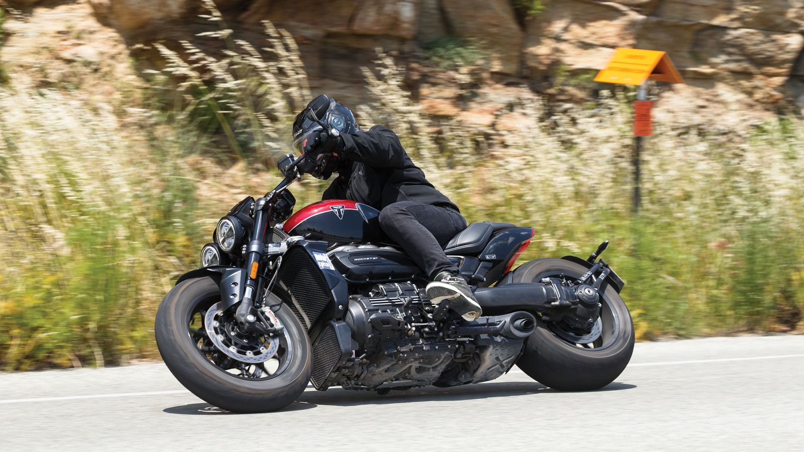 Σα να μην έφταναν όλα αυτά, η Triumph επενδύει εκ νέου στην αύξηση της ισχύος του Rocket, με στόχο τις εξωφρενικές επιδόσεις και την υπερβολή να κυλάει στις ρόδες του. 