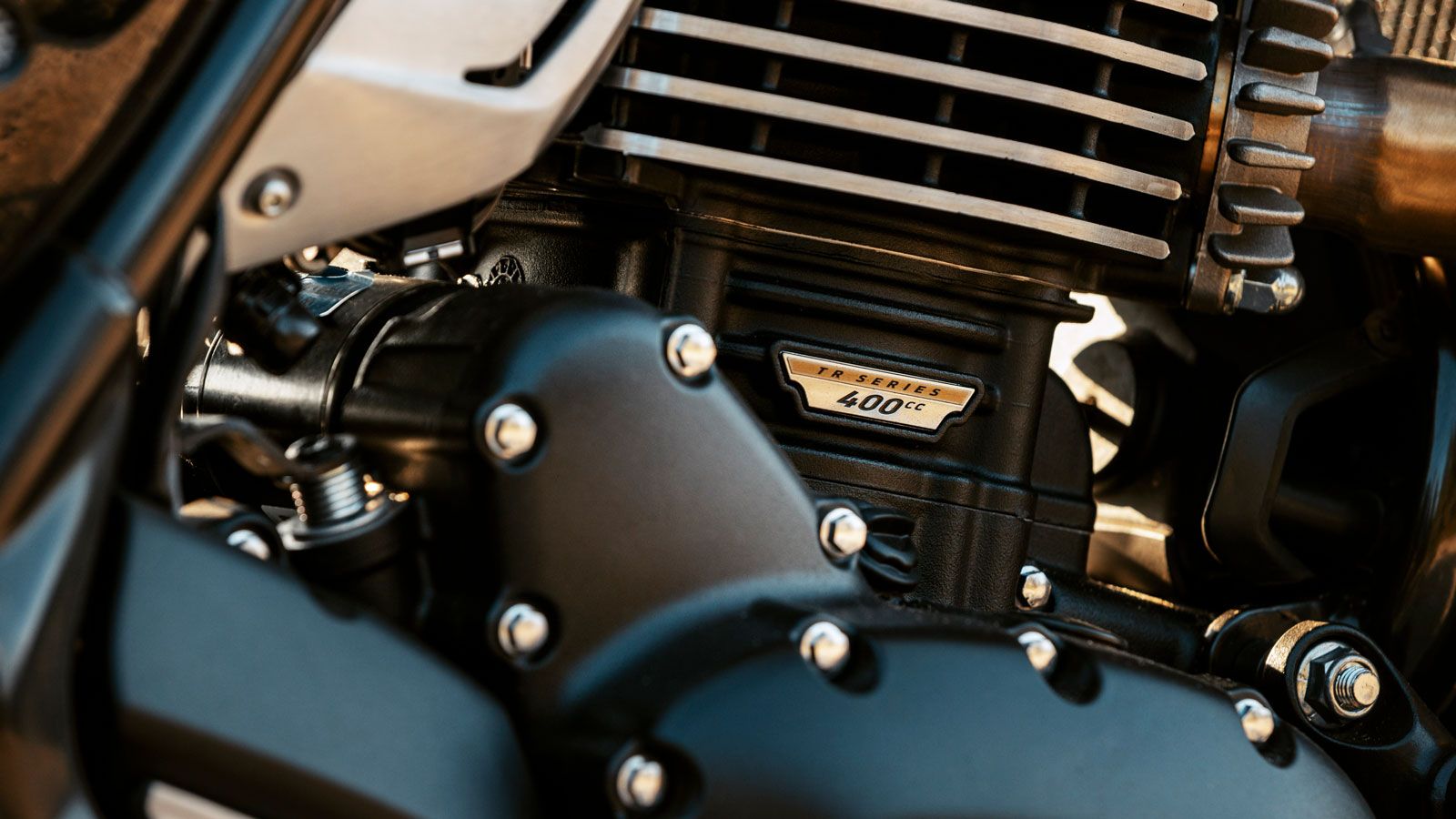 Στην καρδιά της Scrambler 400 XC βρίσκεται ο νέος κινητήρας TR-series της Triumph, ένας σύγχρονος μονοκύλινδρος υγρόψυκτος κινητήρας με κυβισμό 398 κ.εκ., τετραβάλβιδη κεφαλή και δύο εκκεντροφόρους επ