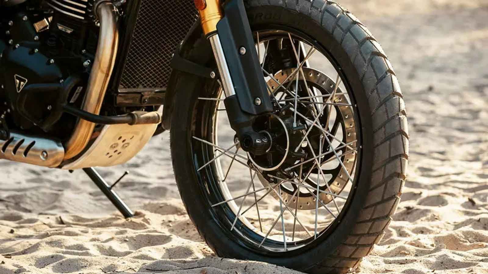 Επιπλέον, βλέπουμε ποδιά για την προστασία του κινητήρα