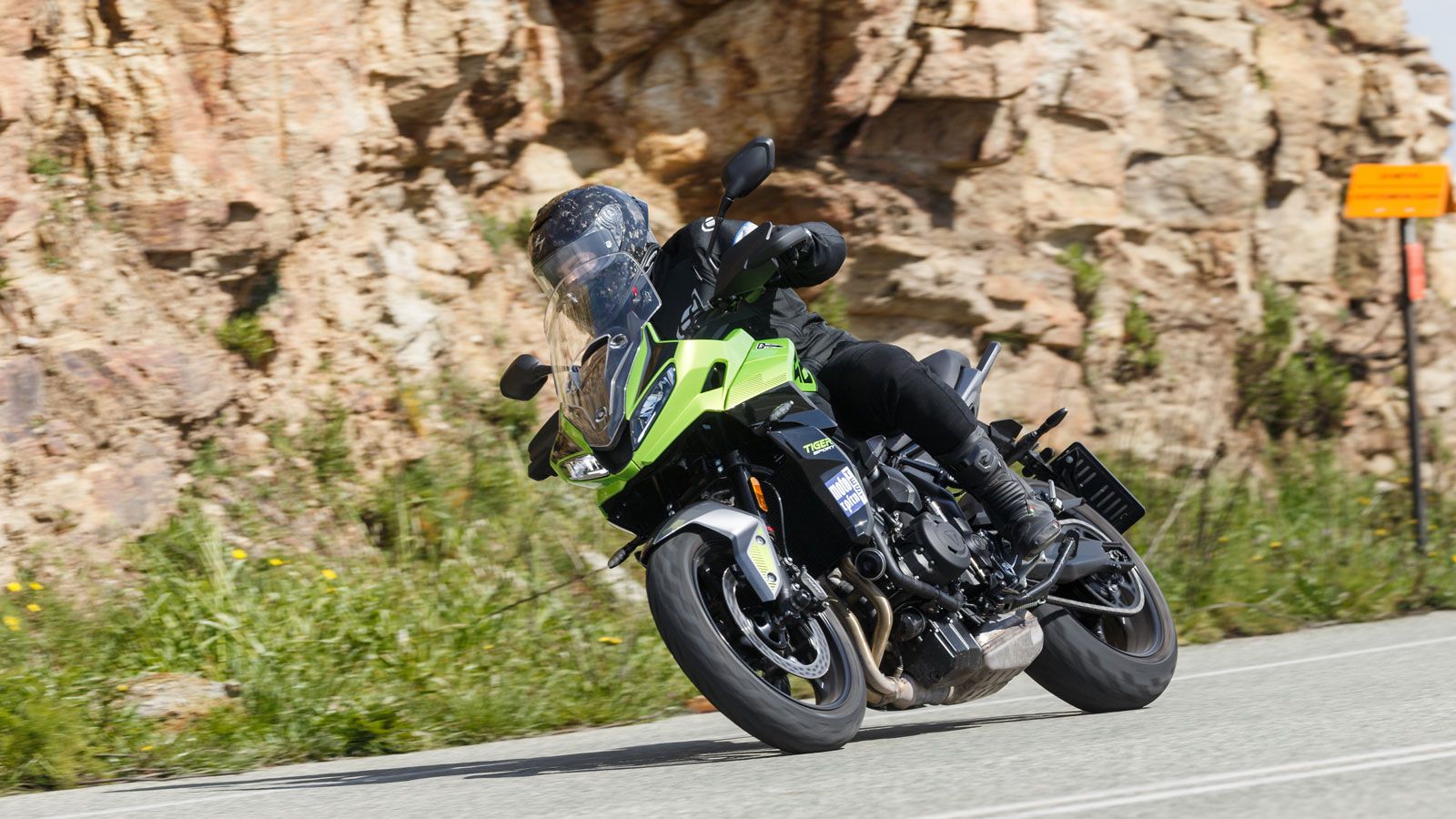 Με την Triumph να κάνει βροντερά την επιστροφή της στην Sport Touring κατηγορία με το μεσαίο Tiger Sport 660 το 2021, συνεχίζει την εξέλιξη του μοντέλου με τον μοναδικό τρικύλινδρο κινητήρα σε αυτά τα