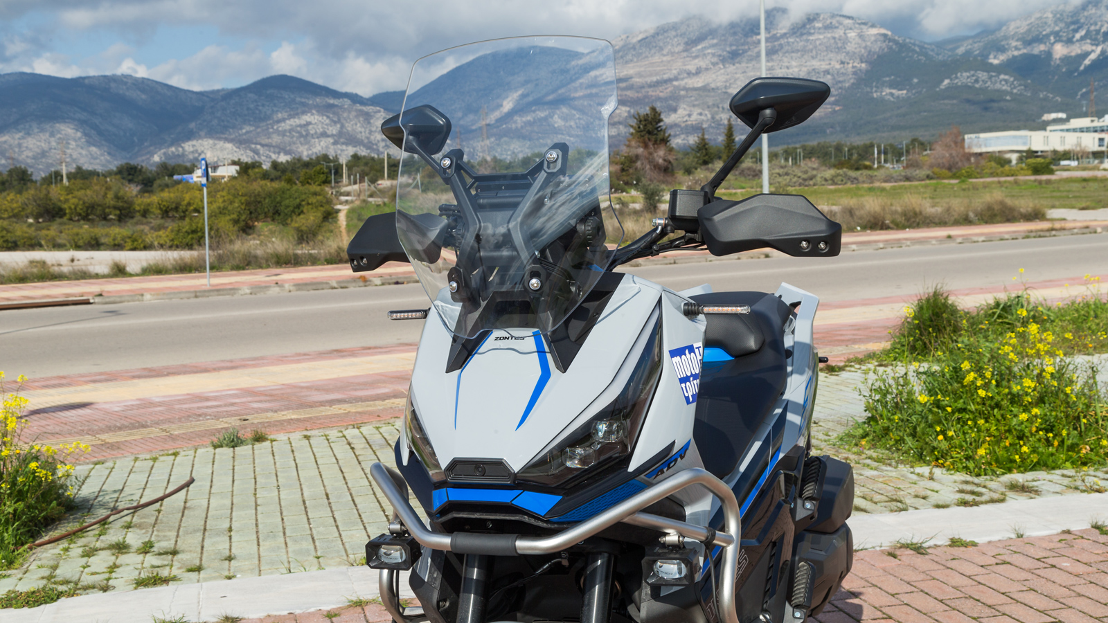 Αιχμηροί διπλοί εμπρός LED προβολείς, οι οποίοι ενσωματώνουν φώτα ημέρα DRL.