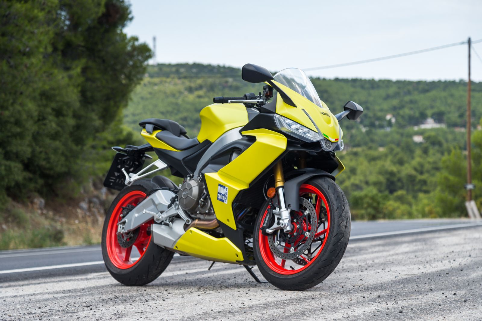 Η RS 660 φέρνει την αγωνιστική αύρα της Aprilia στην καθημερινότητα. Η σχεδίαση της επιτρέπει την εύκολη αφαίρεση εξαρτημάτων όταν πρόκειται να χρησιμοποιηθεί στην πίστα, όπως οι καθρέπτες, τα μαρσπιέ