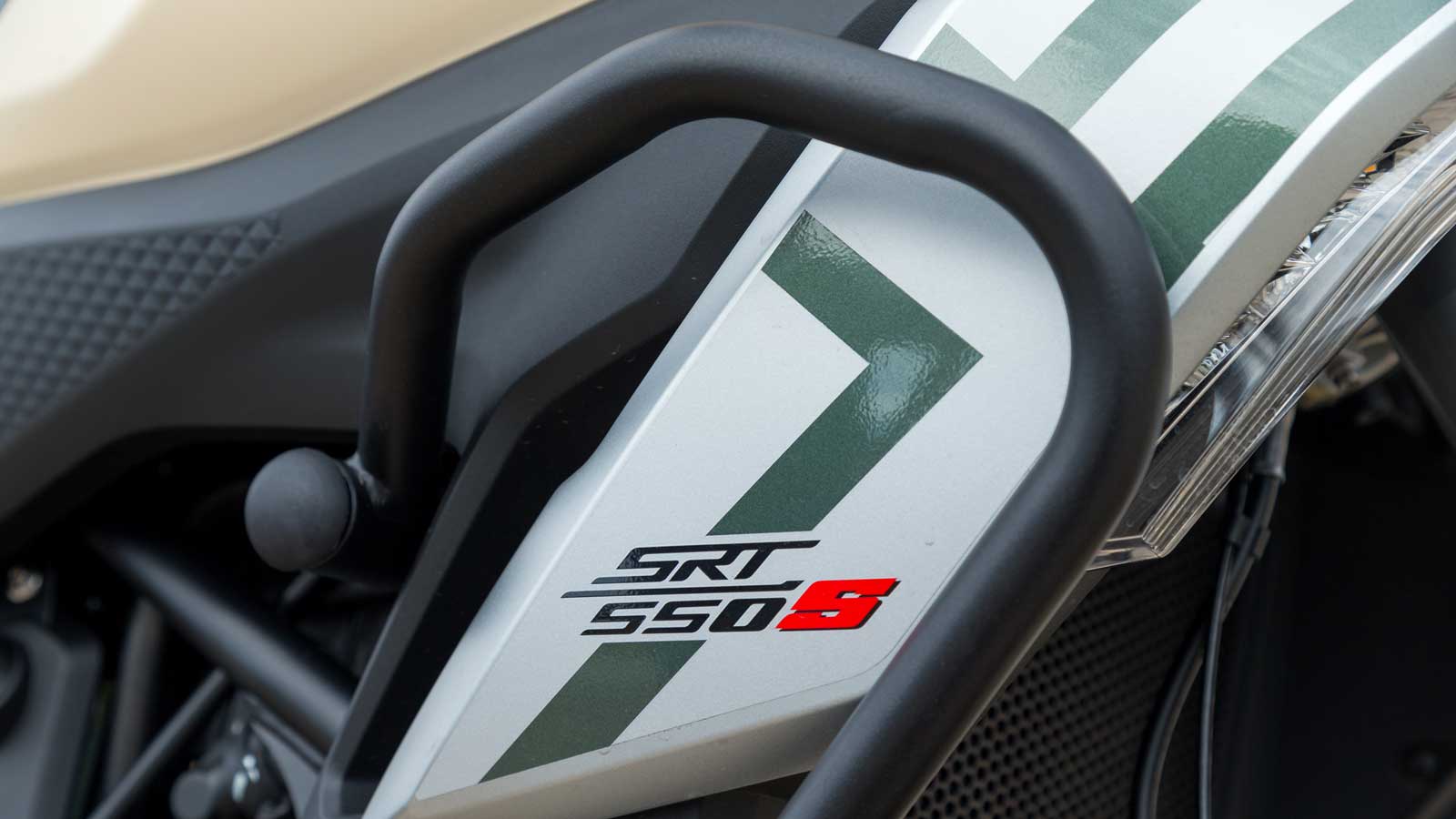 QJMOTOR SRT 550S/SX – Υπερεξοπλισμένο Α2 Adventure 