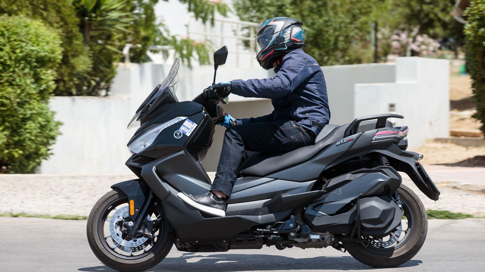 Το SR4 χτίστηκε σε ευρωπαϊκά πρότυπα, βασισμένο στην ίδια πλατφόρμα με το BMW C400GT, φέρνοντας premium αίσθηση, υψηλό επίπεδο εξοπλισμού και μια ισορροπημένη προσέγγιση ανάμεσα σε αστική πρακτικότητα