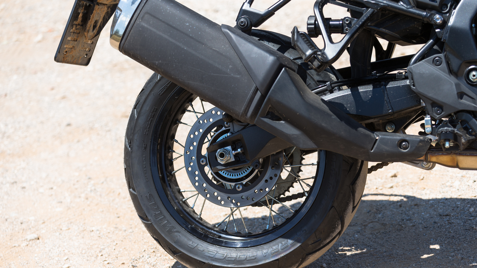 Η πιο adventure έκδοση του V-Strom εξοπλίζεται με πλήρως ρυθμιζόμενο ανεστραμμένο πιρούνι της Showa μπροστά και μονοσόκ πίσω αμορτισέρ με ξεχωριστό δοχείο λαδιού, συνδεδεμένο με μοχλικό.