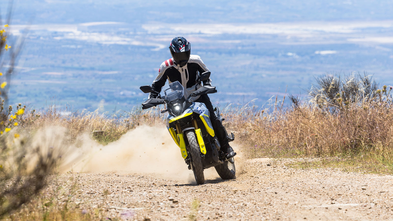 Το QuickShifter διευκολύνει τις αλλαγές ταχυτήτων χωρίς τη χρήση του συμπλέκτη, βελτιώνοντας την ταχύτητα και την ομαλότητα της επιτάχυνσης, ιδιαίτερα σε σπορ οδήγηση ή σε απαιτητικά τερραίν. 
