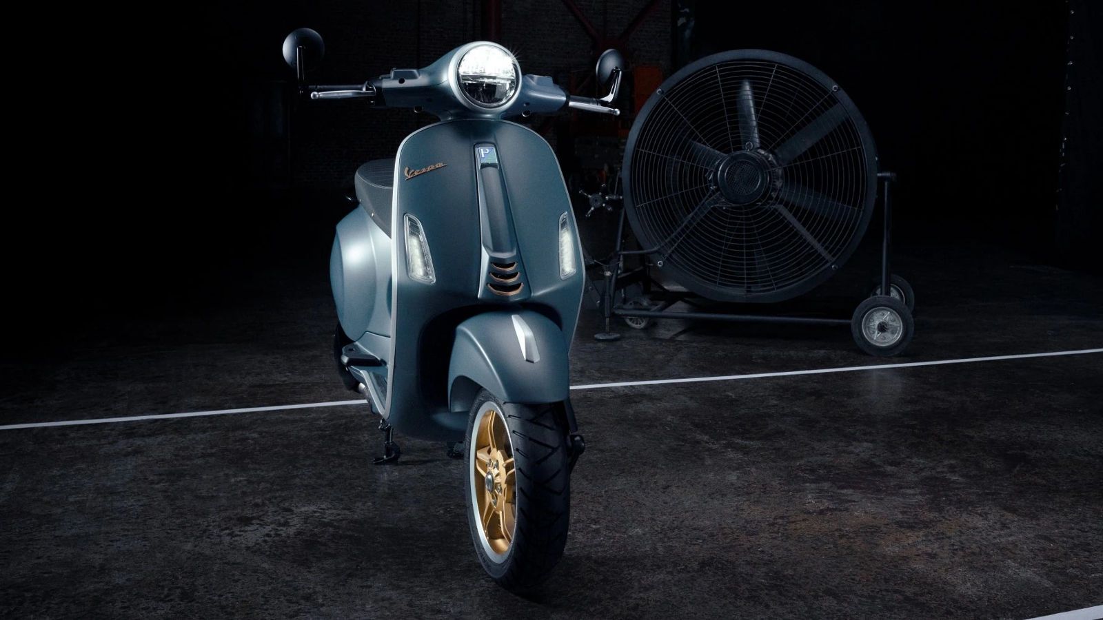 Όλα τα μοντέλα από τη σειρά Officina 8 ξεχωρίζουν με το χρώμα Blue Officina 8, ένα ματ μεταλλικό μπλε που θυμίζει εργαλειομηχανές και πρωτότυπα της δεκαετίας του Ά50.