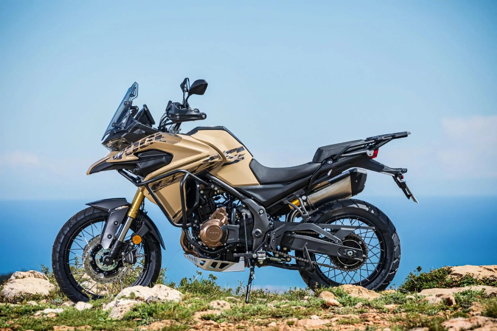 Εμπρός υπάρχει ανεστραμμένο πιρούνι 41 χιλ., ενώ πίσω ένα μοχλικό σύστημα με μονό αμορτισέρ, προσφέροντας απόσταση από το έδαφος 220 χιλιοστά – επαρκής για σοβαρή προσέγγιση σε εκτός δρόμου διαδ