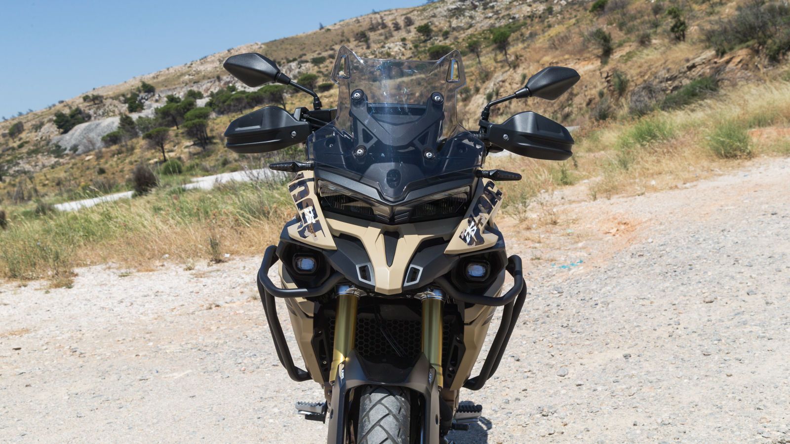 Οι δύο ξεχωριστοί LED προβολείς μπροστά ενσωματώνουν τα φώτα ημέρας, με το χαρακτηριστικό ρύγχος να βρίσκεται από κάτω τους