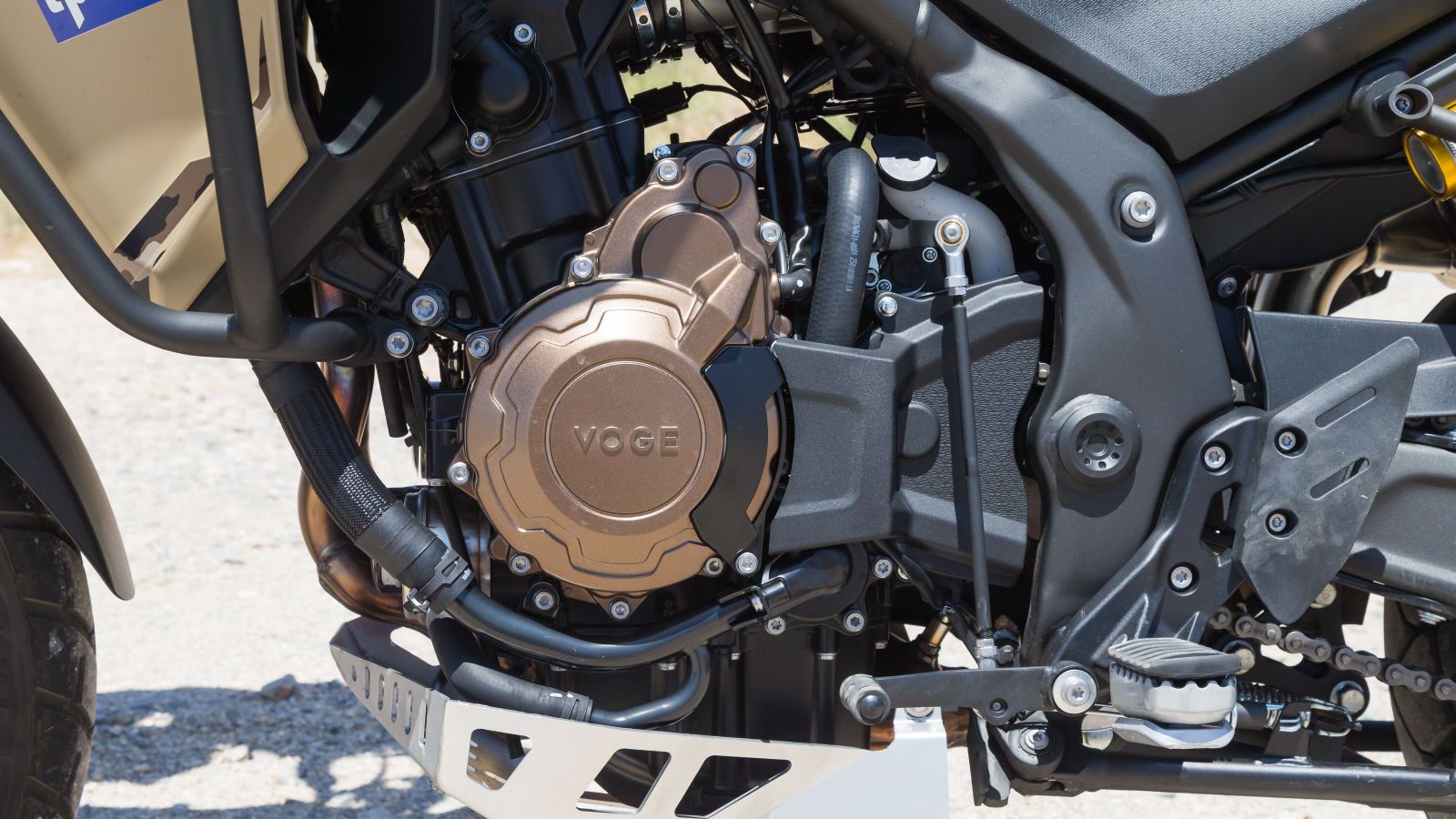 Tο Voge DS625X χρειάζεται 5,2” για να φτάσει τα 100 χλμ./ώρα από στάση και 6,3” για να επιταχύνει από τα 60 χλμ/ώρα στα 120, με 4η σχέση επιλεγμένη στο εξατάχυτο κιβώτιο