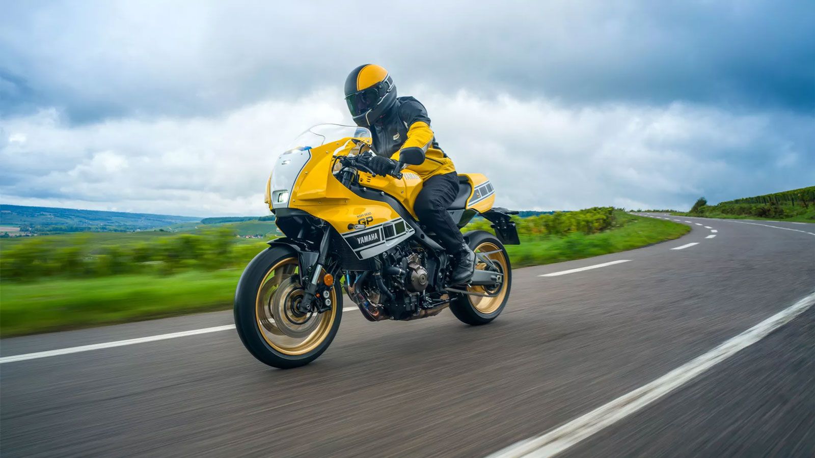 Η χρονιά ξεκινά με την επιστροφή του “block design” που καθόρισε μια ολόκληρη αγωνιστική εποχή. Η XSR900 GP Legend Yellow Edition είναι ένα φόρο τιμής στον θρύλο Kenny Roberts, τον τριπλό 