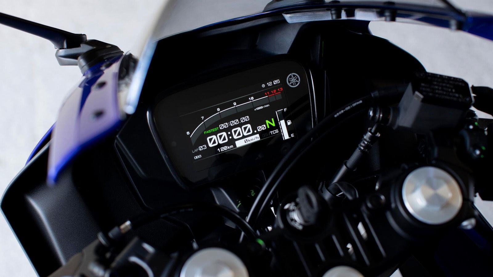 Υamaha R125 2025: Μέτρηση κλίσης, νέα χρώματα και Euro5+