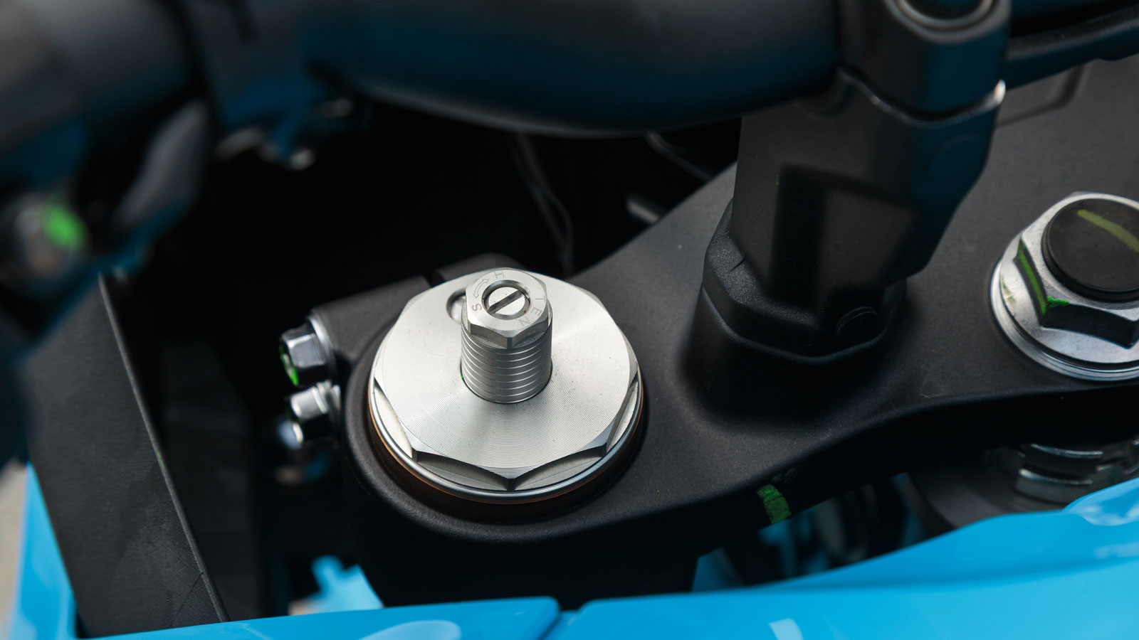 Η ελάχιστη απόσταση από το έδαφος φτάνει τα 255χλστ όπως είπαμε, ενώ το βάρος της μοτοσυκλέτας πλήρης υγρών έρχεται στα 210 κιλά (+2 κιλά από την βασική έκδοση). 