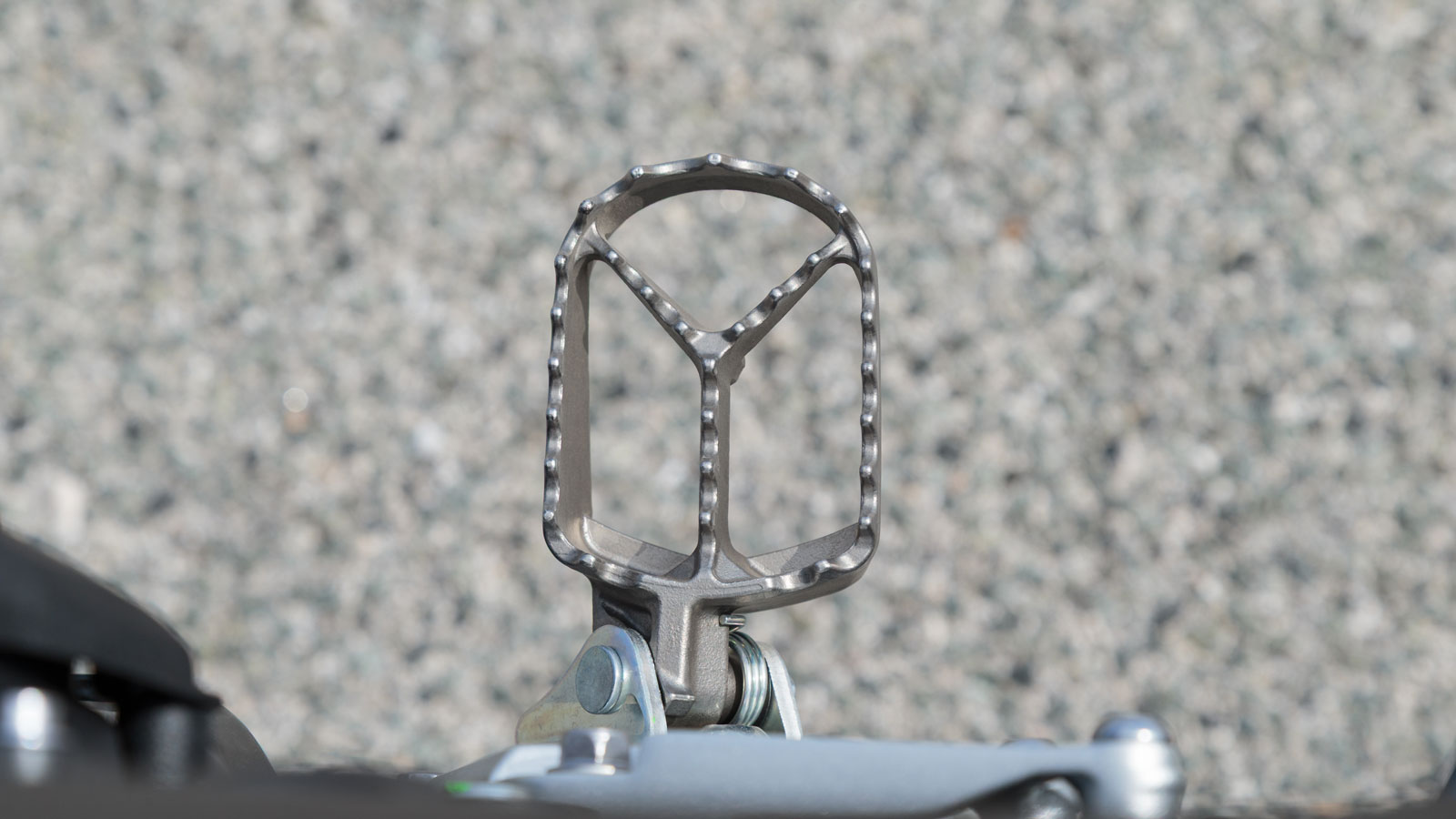 Τα νέα μαρσπιέ έχουν μεγαλύτερη επιφάνεια, προσφέρουν καλύτερο γκριπ και πάτημα στον αναβάτη.