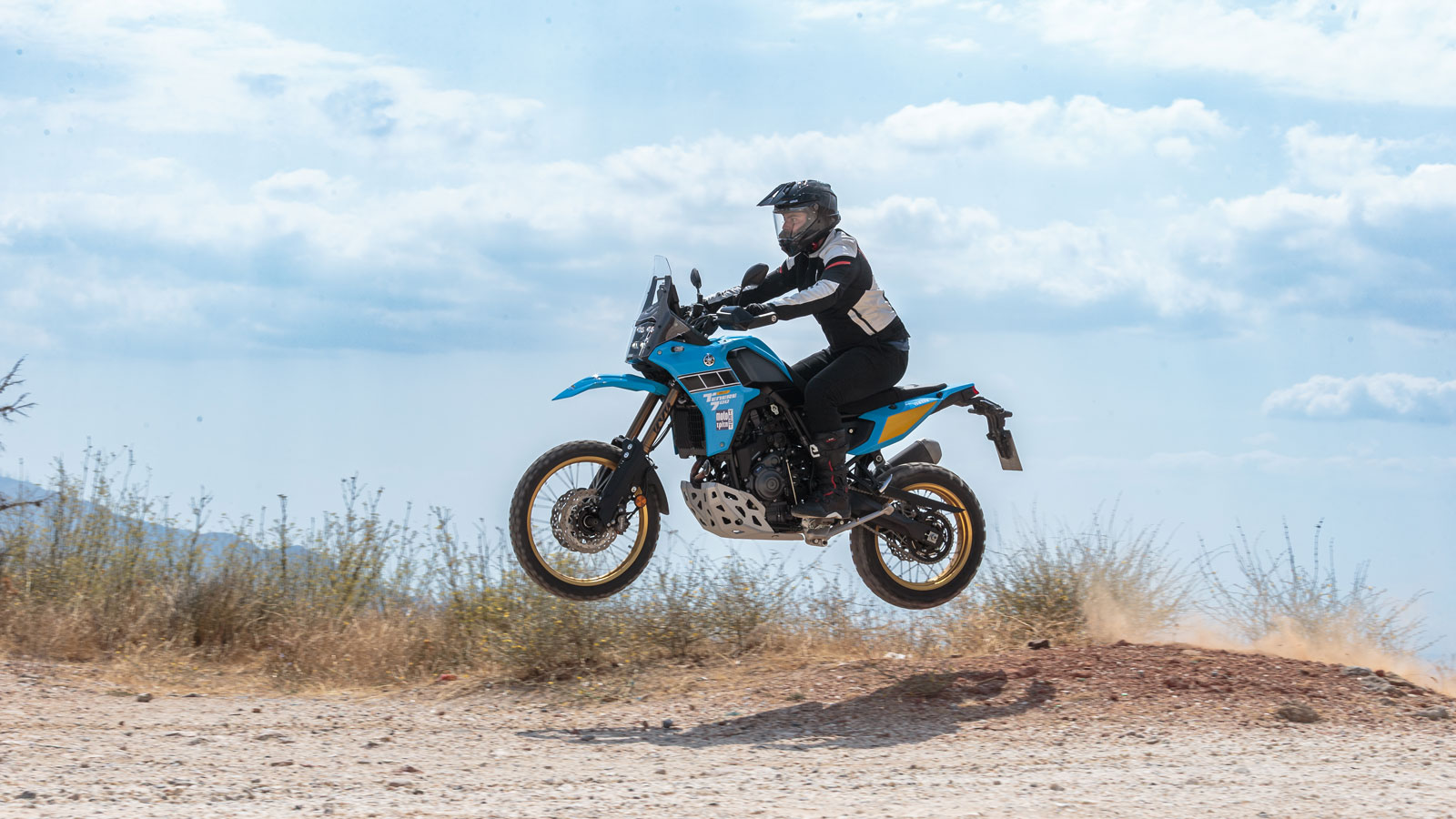 ι αναρτήσεις της KYB, σου «στρώνουν χαλί να πατήσεις», καταπίνοντας όποιο εμπόδιο βρεθεί μπροστά τους, ενώ αν θες να κάνεις μεγάλα άλματα με την μοτοσυκλέτα θα προτείναμε να προσθέσεις μερικά κλικ στη