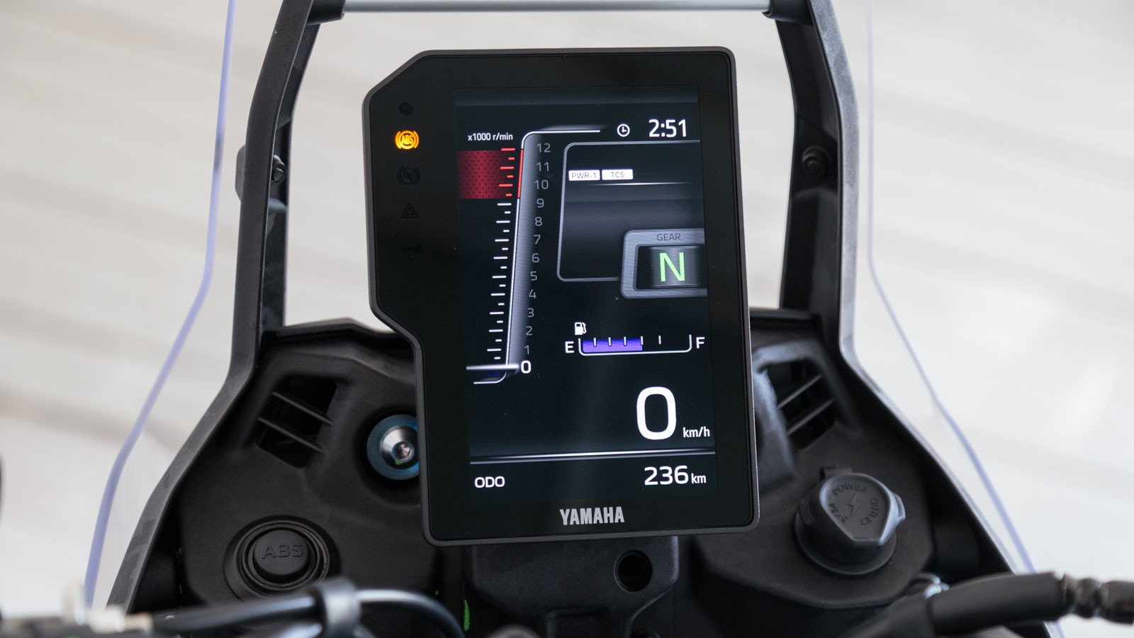 Το νέο πιλοτήριο με την κομψή, κάθετα τοποθετημένη TFT οθόνη 6,3 ιντσών και τους «διαισθητικούς» διακόπτες όπως η Yamaha τους ονομάζει, κάνουν την πλοήγηση στο μενού πολύ πιο εύκολη, γρήγορη και ευχάρ