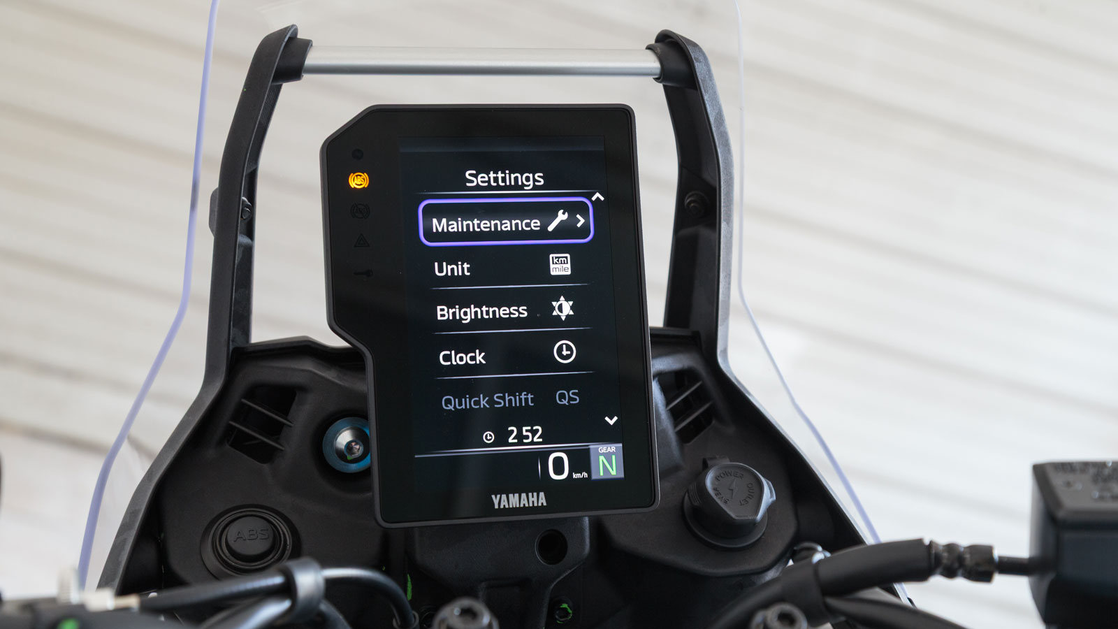 Η οθόνη διαθέτει φυσικά δυνατότητα συνδεσιμότητας με Smartphone, ενώ στην αριστερή πλευρά του τιμονιού θα βρεις έναν διακόπτη 4 κατευθύνσεων και ένα κουμπί Mode στην δεξιά πλευρά για γρήγορη εναλλαγή 