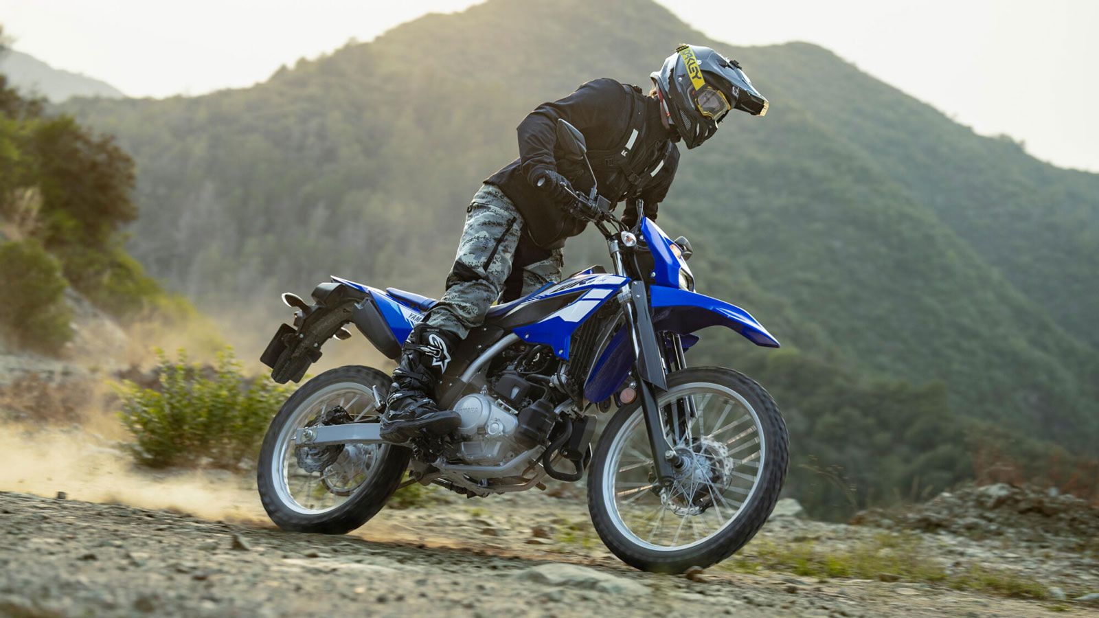Η Yamaha έχει εξοπλίσει τη WR125R με διπλό ημιπεριμετρικό πλαίσιο, προσφέροντας στιβαρότητα και σταθερότητα. Στο μπροστινό μέρος υπάρχει ανεστραμμένο πιρούνι KYB διαμέτρου 41 χιλ. με διαδρομή 215 χιλι