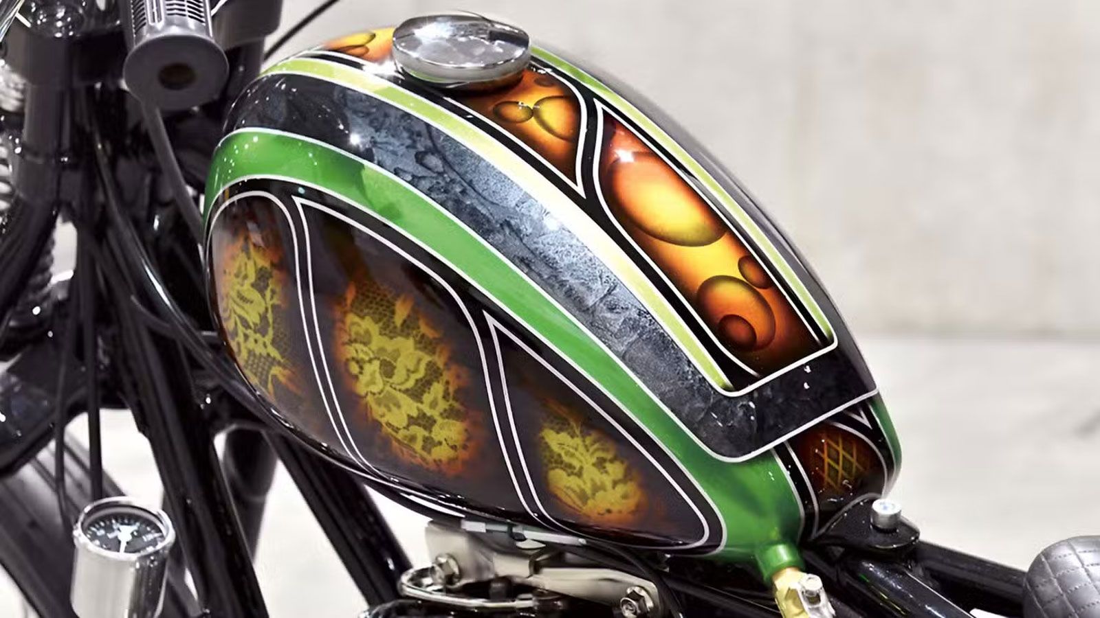 Εδώ δεν μιλάμε απλά για ένα ακόμα custom Yamaha chopper. Μιλάμε για ένα εικαστικό project με ψυχή, που αποδεικνύει ότι μπορείς να σταθείς απέναντι στο Harley-Davidson Sportster
