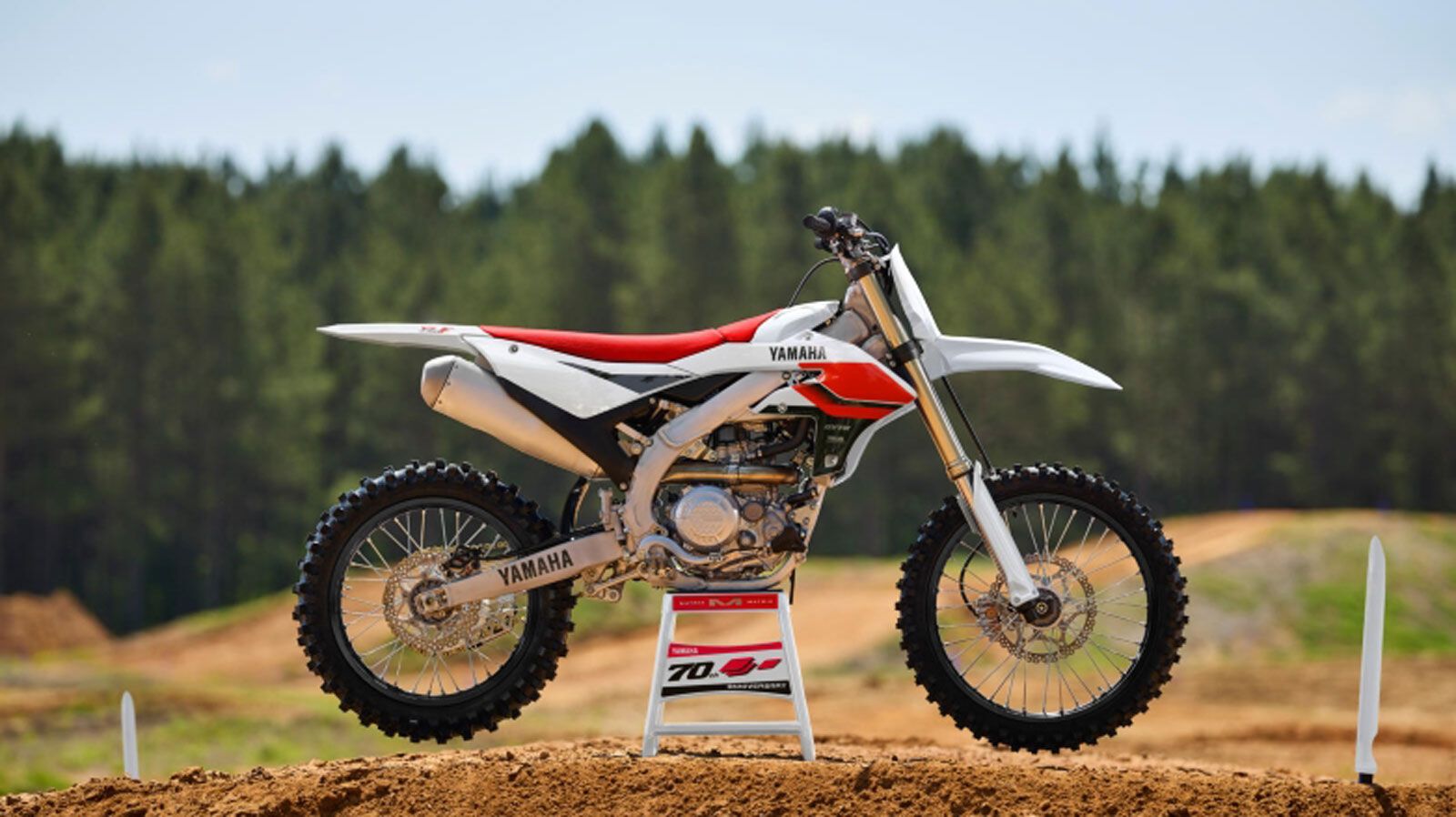 Το 2026 σηματοδοτεί 70 χρόνια Yamaha και η σειρά YZ γιορτάζει με special Anniversary Editions για τα YZ450F, YZ125, YZ250F και YZ250, σε λευκό/κόκκινο χρωματισμό που τιμά τη YZM400F