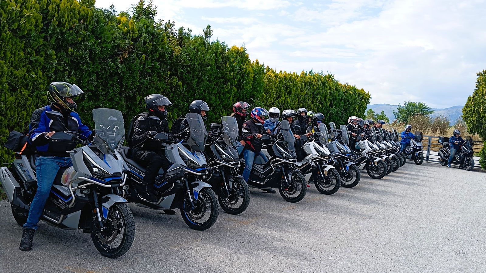 Η εκκίνηση δόθηκε από τον χώρο του ATHENS MOTO HALL, με προορισμό την έδρα της εταιρείας στα Τρίκαλα, σηματοδοτώντας την έναρξη ενός διημέρου γεμάτου οδήγηση, εμπειρίες και μοτοσυκλετιστική σύνδεση.