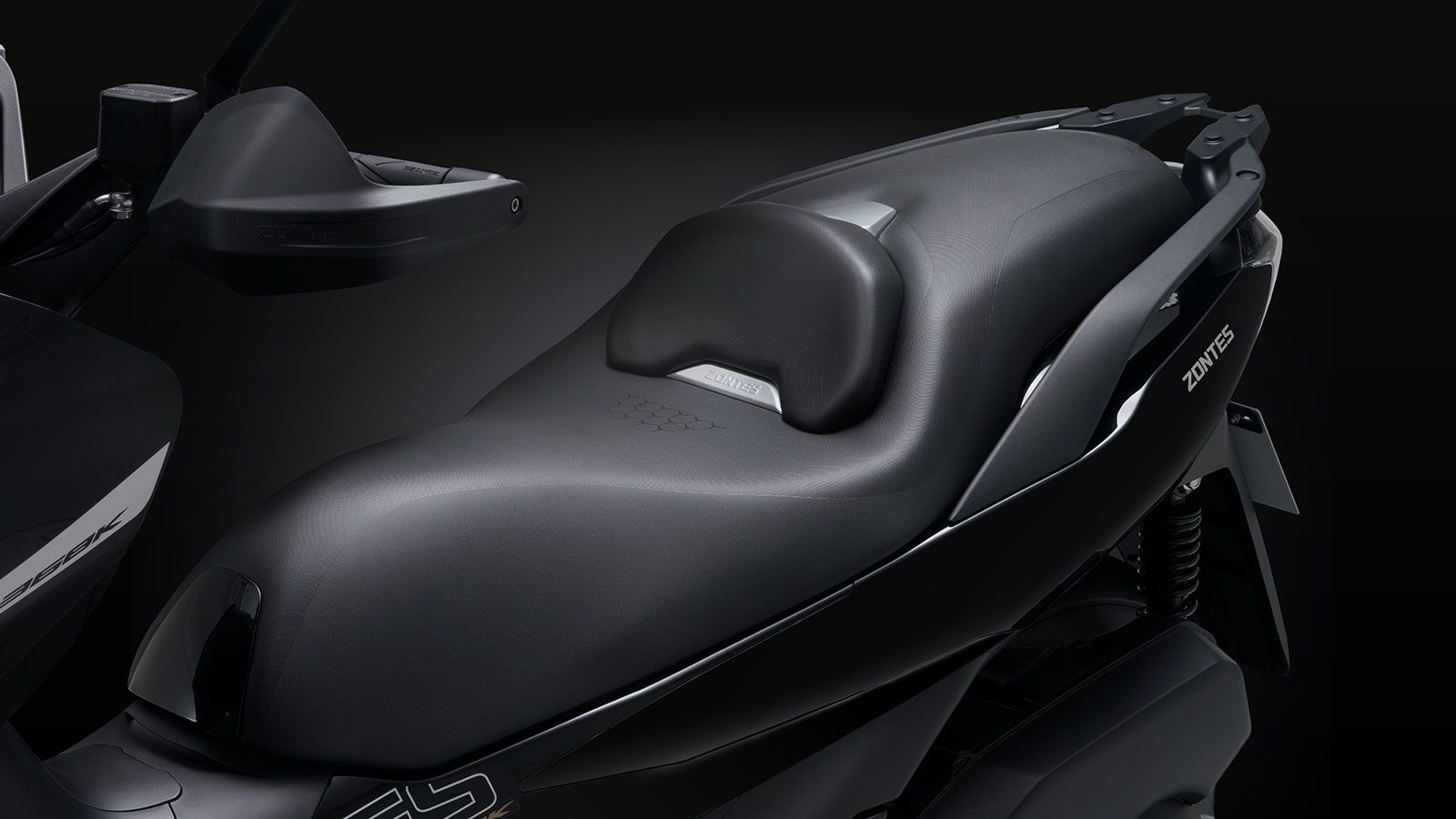 Η εργονομία έχει μελετηθεί σε κάθε λεπτομέρεια. Η ηλεκτρικά ρυθμιζόμενη ζελατίνα μεταβάλλει το ύψος της κατά 10 εκατοστά, προσφέροντας προστασία σε κάθε ταχύτητα, ενώ η άνετη σέλα με υποστήριξη μέσης 