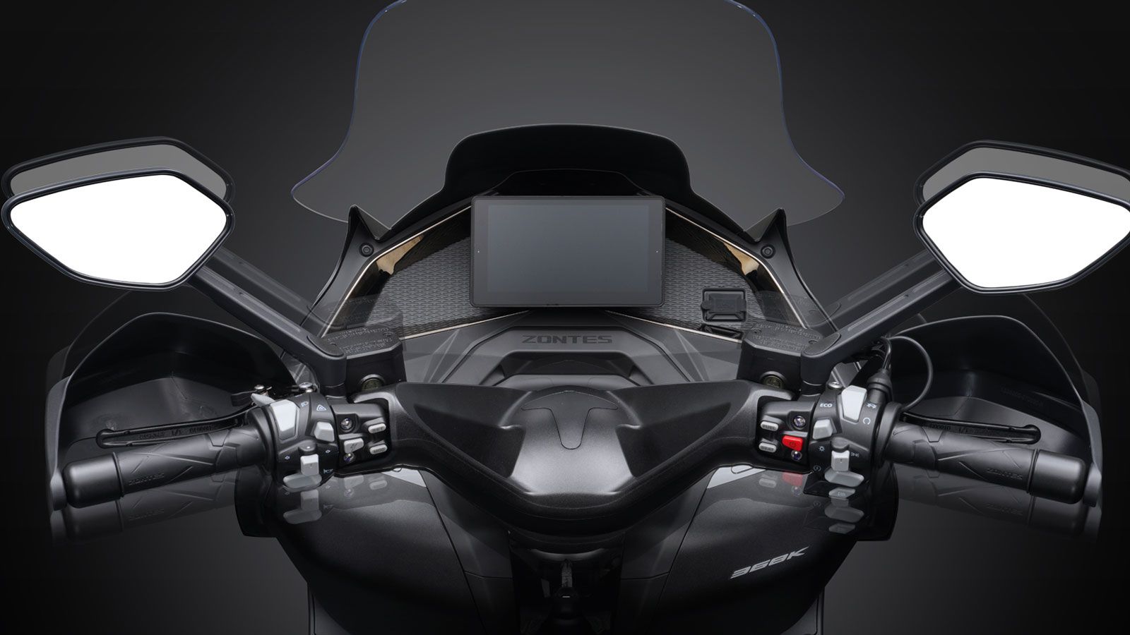 Στην καθημερινότητα, τα θερμαινόμενα γκριπ, οι προστατευτικές χούφτες, καθώς και οι τρεις θύρες φόρτισης USB (Type A και Type C) προσφέρουν πρακτικότητα και άνεση σε όλες τις συνθήκες.