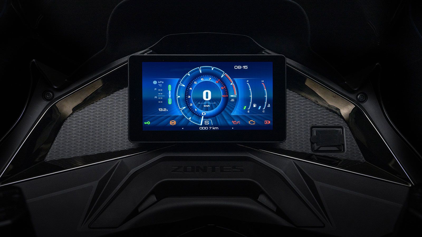 Το Zontes K368 ξεχωρίζει για τον εξοπλισμό του. Διαθέτει TFT οθόνη 6,75 ιντσών,  Το Zontes K368 ξεχωρίζει για τον εξοπλισμό του. Διαθέτει TFT οθόνη 6,75 ιντσών, η οποία προσφέρει πλήρη συνδεσιμότητα με smartphone και Bluetooth κράνους, πλοήγηση μέσω κατοπτρισμού οθόνης, προβολή δε