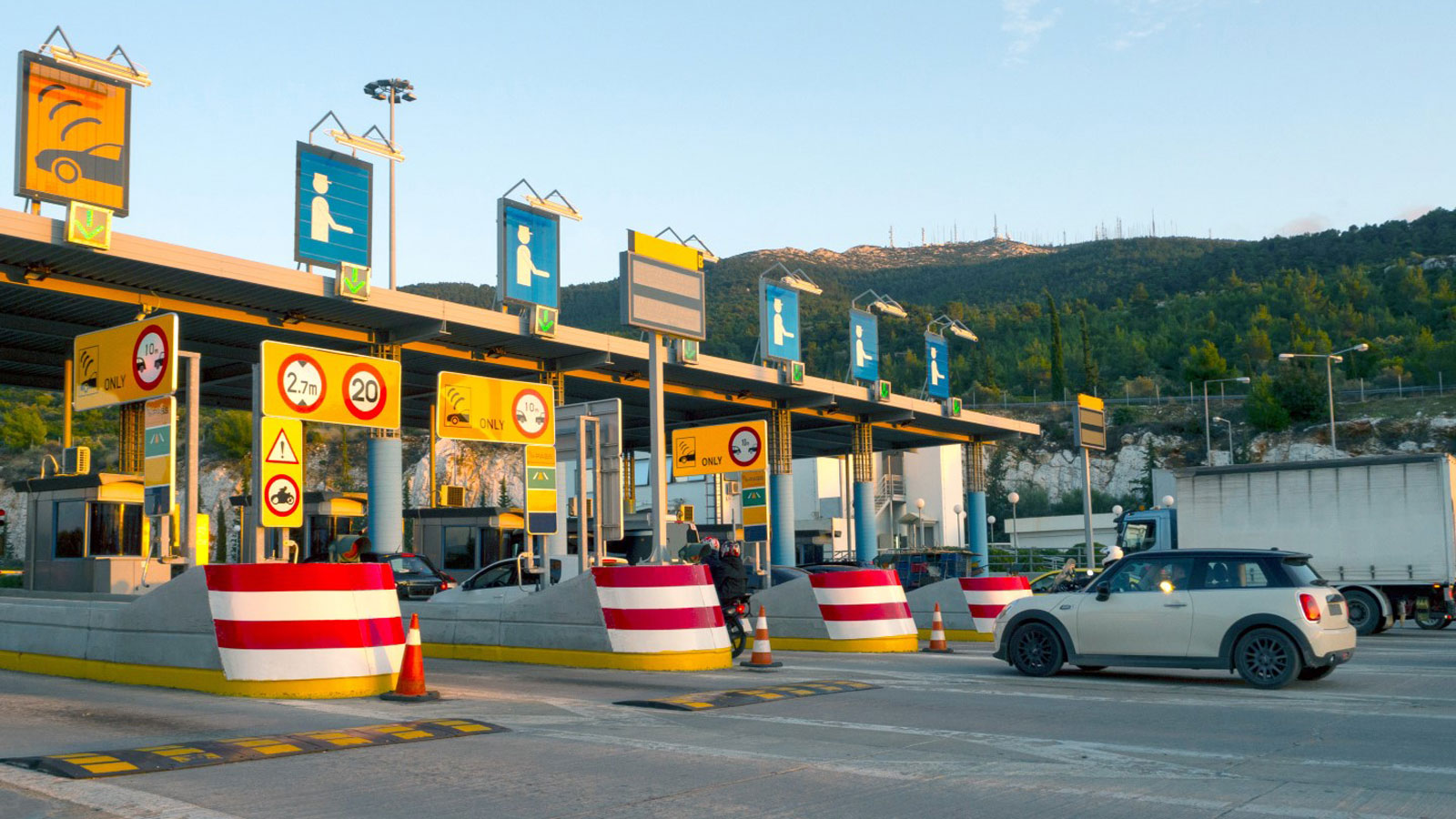Σήμερα οι περισσότεροι αυτοκινητόδρομοι στην Ελλάδα λειτουργούν με ζωνικό σύστημα χρέωσης, όπου ο οδηγός πληρώνει το ίδιο ποσό είτε διανύσει ολόκληρη τη διαδρομή είτε αποχωρήσει στην πρώτη έξοδο.