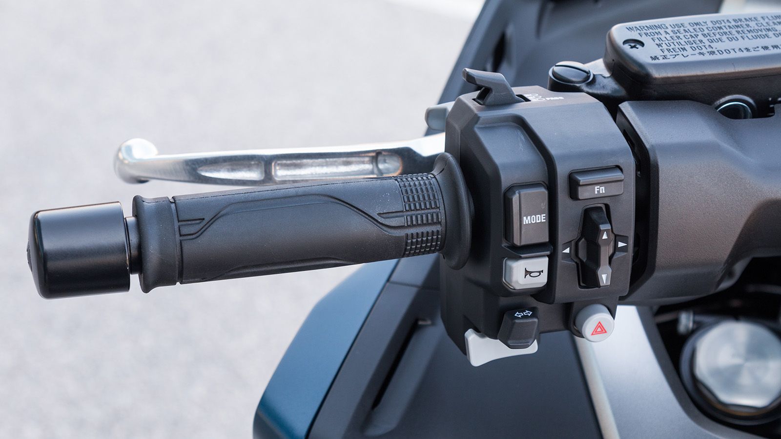 Με το σύστημα keyless, η εκκίνηση και το κλείδωμα του τιμονιού γίνονται μέσω περιστροφικού διακόπτη, ενώ δύο διακόπτες ανοίγουν ηλεκτρικά τη σέλα και τη τάπα πλήρωσης καυσίμου, όλα χωρίς χρήση κλειδιο