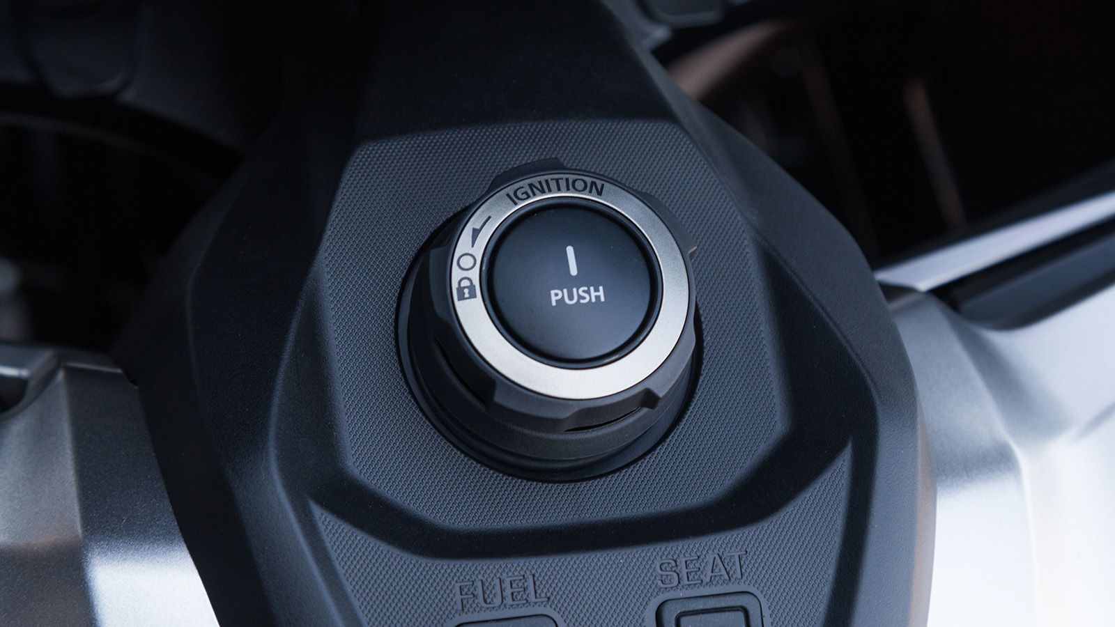Με το σύστημα keyless, η εκκίνηση και το κλείδωμα του τιμονιού γίνονται μέσω περιστροφικού διακόπτη, ενώ δύο διακόπτες ανοίγουν ηλεκτρικά τη σέλα και τη τάπα πλήρωσης καυσίμου, όλα χωρίς χρήση κλειδιο