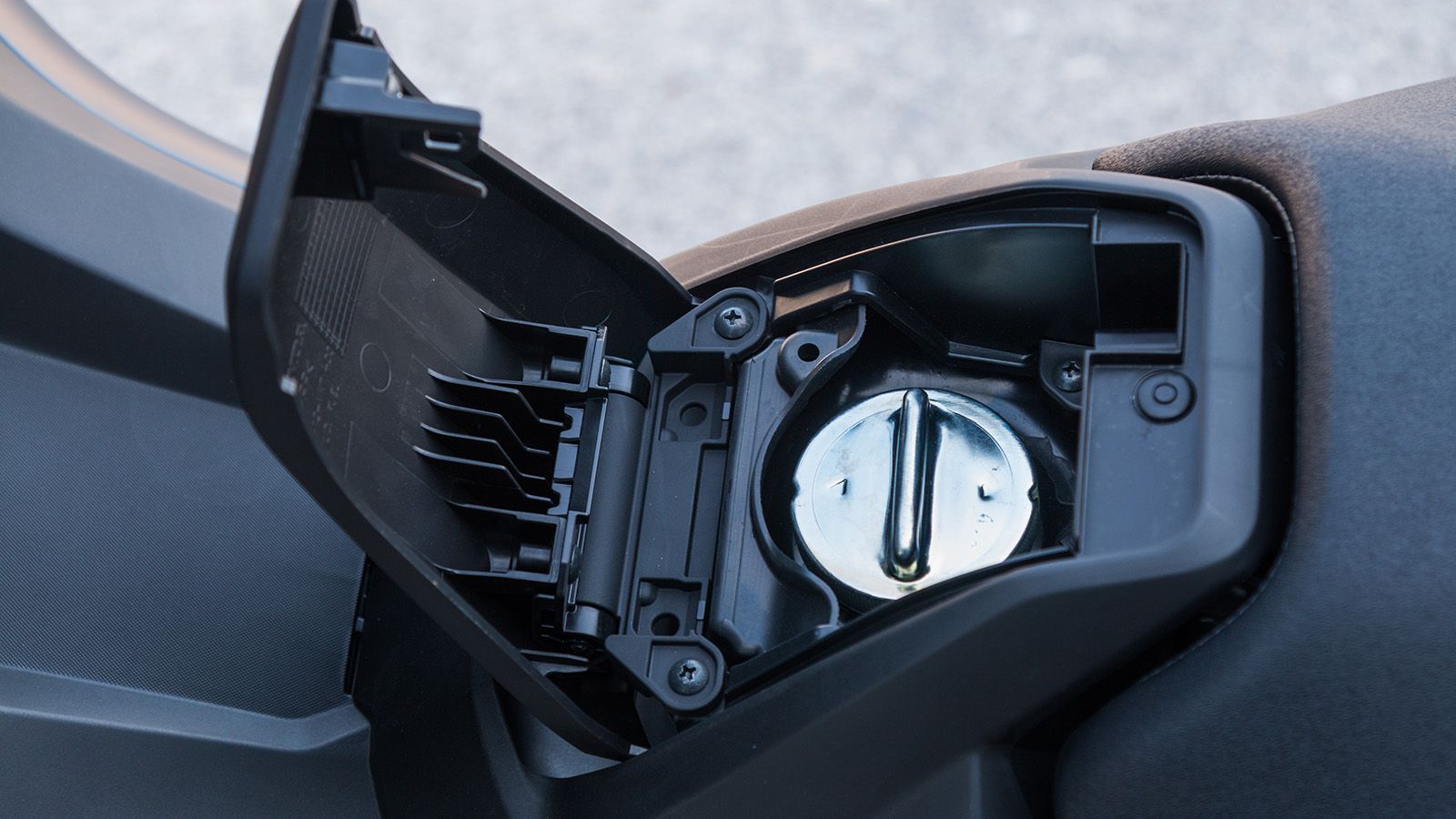 Με το σύστημα keyless, η εκκίνηση και το κλείδωμα του τιμονιού γίνονται μέσω περιστροφικού διακόπτη, ενώ δύο διακόπτες ανοίγουν ηλεκτρικά τη σέλα και τη τάπα πλήρωσης καυσίμου, όλα χωρίς χρήση κλειδιο