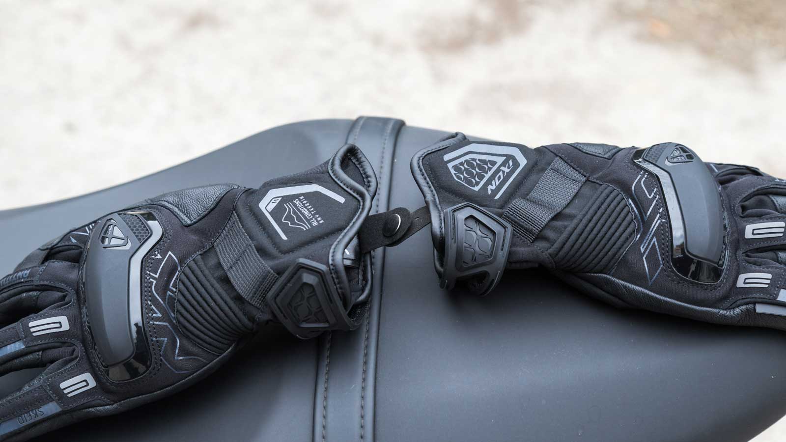 Mid season γάντια Ixon Skeid Black με προστασία και αδιαβροχοποίηση