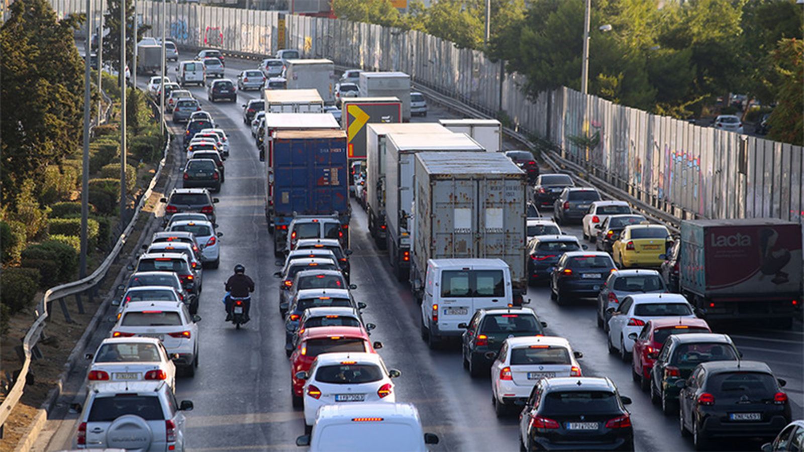 Η Λεωφόρος Κηφισού εξακολουθεί να αντιμετωπίζει καθημερινά προβλήματα υπερφόρτωσης, προκαλώντας μεγάλες καθυστερήσεις στις μετακινήσεις.