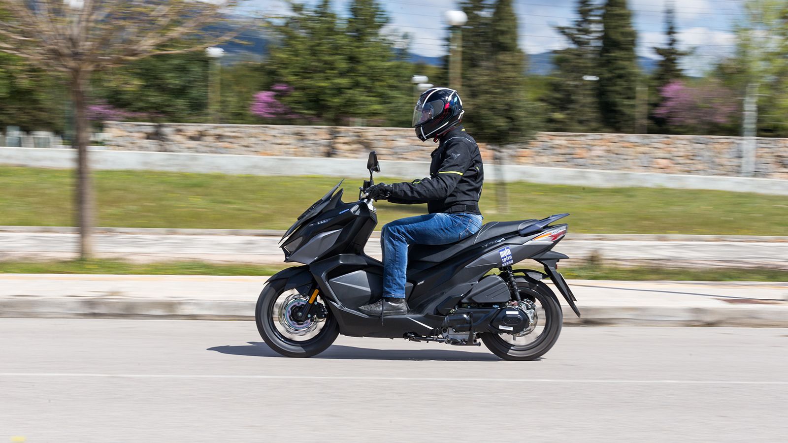 Η κατανάλωση περιορίζεται στα 2,5 λίτρα ανά 100 χιλιόμετρα σύμφωνα με τον κατασκευαστή εμείς όμως στην δική μας δοκιμή μετρήσαμε 3,2 λτ/100χλμ.