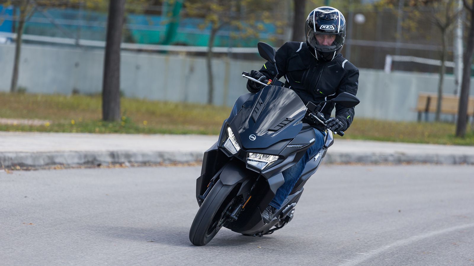 Το SYM Jet X 125 εφοδιάζεται με τετραβάλβιδο υγρόψυκτο κινητήρα 125 κυβικών εκατοστών, που αποδίδει 13 ίππους στις 8.000 σ.α.λ. και ροπή 11,5 Nm στις 6.500 σ.α.λ., με την τροφοδοσία να γίνεται μέσω ηλ