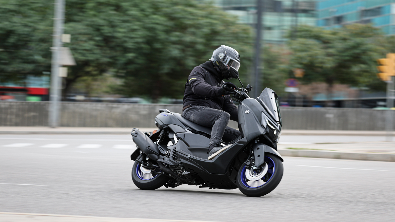 Yamaha NMAX 125 2025: Ακόμα εξυπνότερο με νέα ηλεκτρονικά και αναρτήσεις