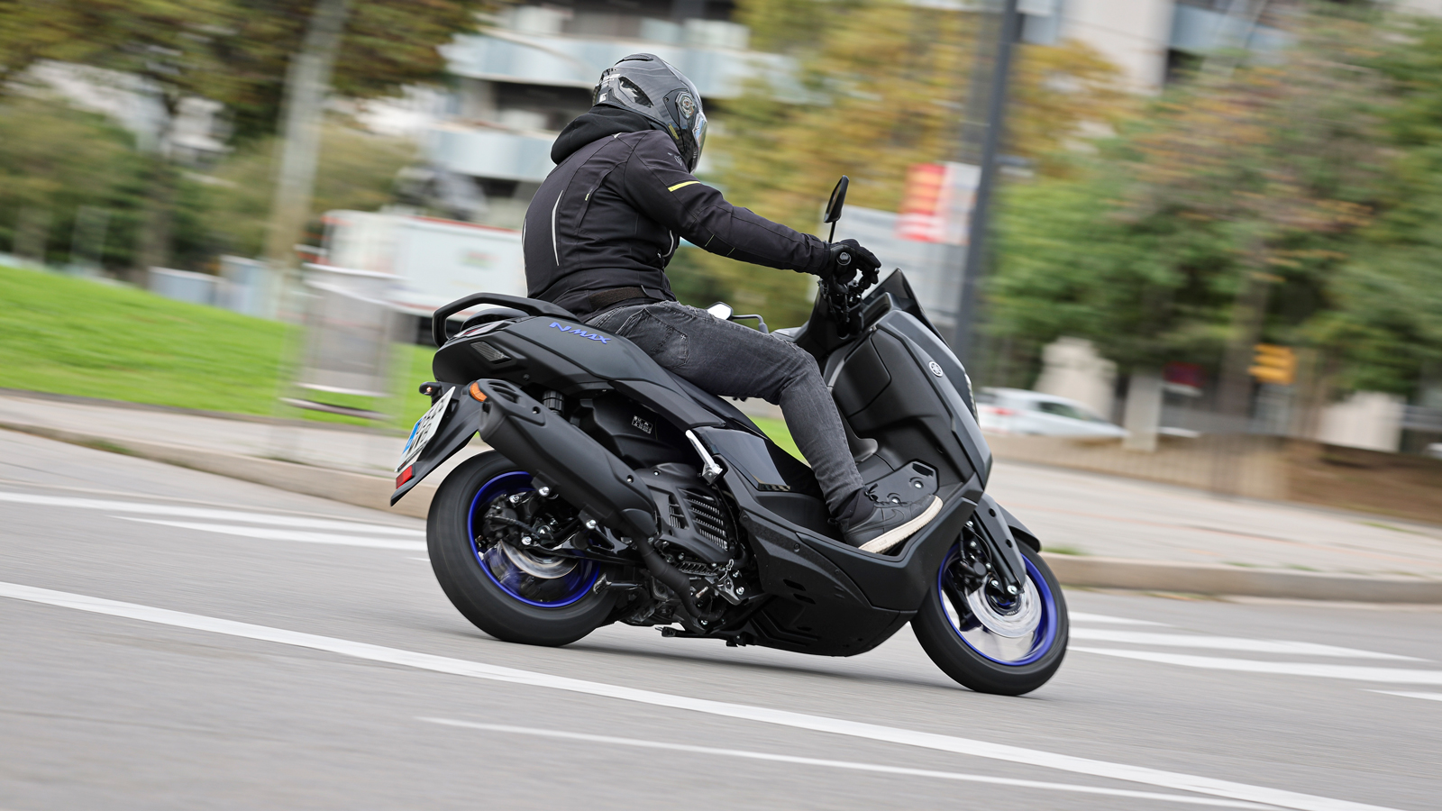 Yamaha NMAX 125 2025: Ακόμα εξυπνότερο με νέα ηλεκτρονικά και αναρτήσεις