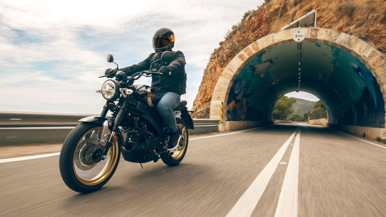 Με το sport-heritage DNA της Yamaha, τη μοντέρνα εμφάνιση και τον πρακτικό χαρακτήρα, η XSR125 αποτελεί μια ολοκληρωμένη πρόταση για όσους αναζητούν καθημερινή ευκολία με ξεχωριστό στυλ.