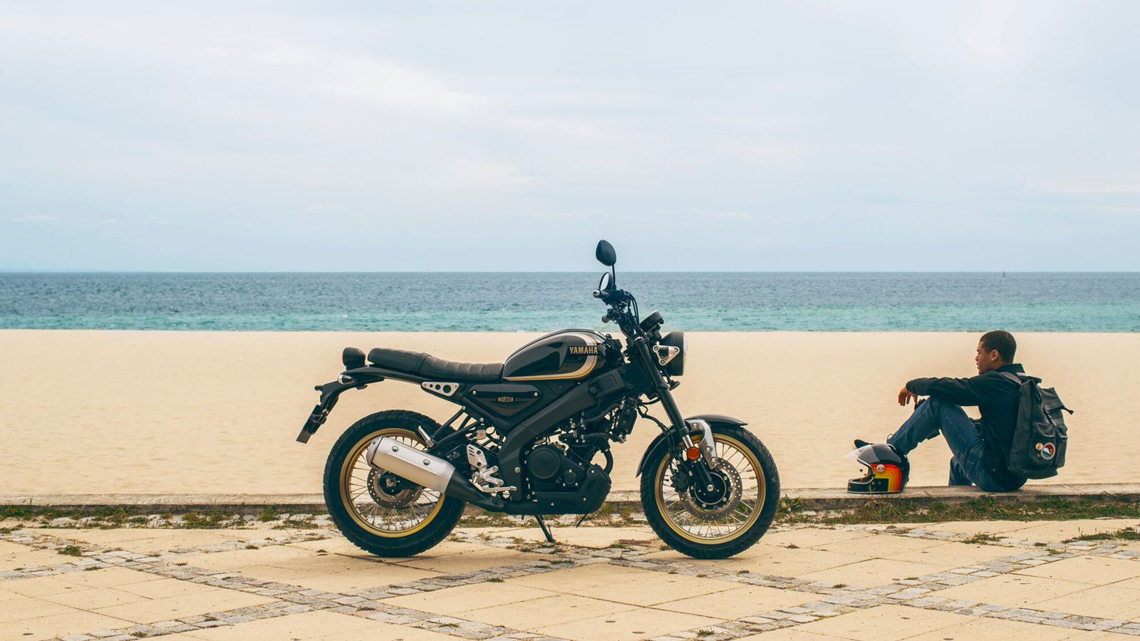 Η δεύτερη έκδοση, η XSR125 Legacy, προσφέρεται επίσης με μείωση 700 ευρώ, στα 4.550 ευρώ από 5.250 ευρώ. Αποτελεί μια πιο premium επιλογή, με ακτινωτές ζάντες, χρυσές λεπτομέρειες και τη μοναδική Hist