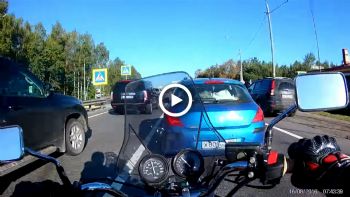VIDEO: «Στούκα» αναβάτη σε κίνηση - «Πέταξε» από τη μοτοσυκλέτα