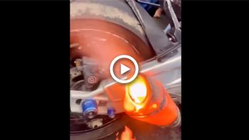 VIDEO: Αμυαλοι ποζεράδες καταστρέφουν ένα superbike