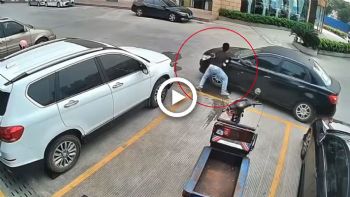VIDEO: Κινέζος Hulk μετακινεί αυτοκίνητο με τα χέρια, γιατί τον έκλεισε 
