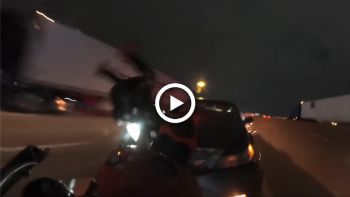 VIDEO: Αυτοκίνητο «καρφώνει» μοτοσυκλετιστή με μεγάλη ταχύτητα από πίσω