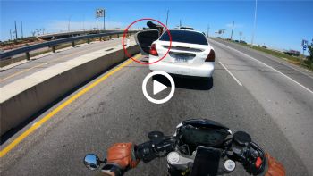 VIDEO: Οδηγός κάνει... την ανάγκη του/της, στη μέση του δρόμου!