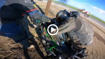 VIDEO: Του κατέστρεψε τη μοτοσυκλέτα, αλλά αυτός τον αγκάλιασε!